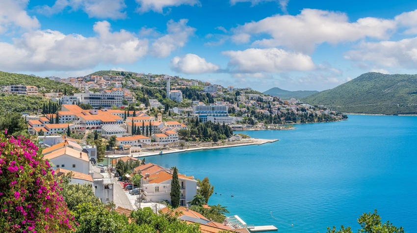 NEUM WELCOMES SUMMER CROWDS AS TOURISTS FLOCK FROM ACROSS EUROPE